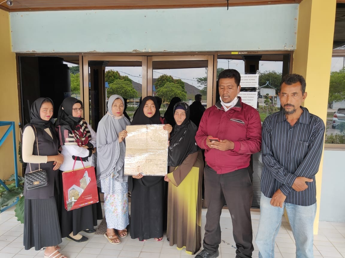 Pihak keluarga dan keturunan Sultan Siak Ke-11 memperlihatkan kertas ahli waris perihal Istana Siak di Pekanbaru, Rabu (10/3/2021).(EVAN GUNANZAR/RIAUPOS.CO)